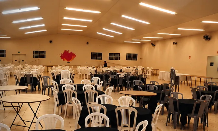 Salão de eventos montado com mesas e cadeiras da TK Locações